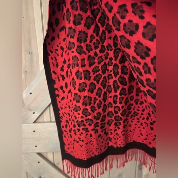 NWOT Reversible Leopard Print Fringe Scarf - Picture 3 of 6
